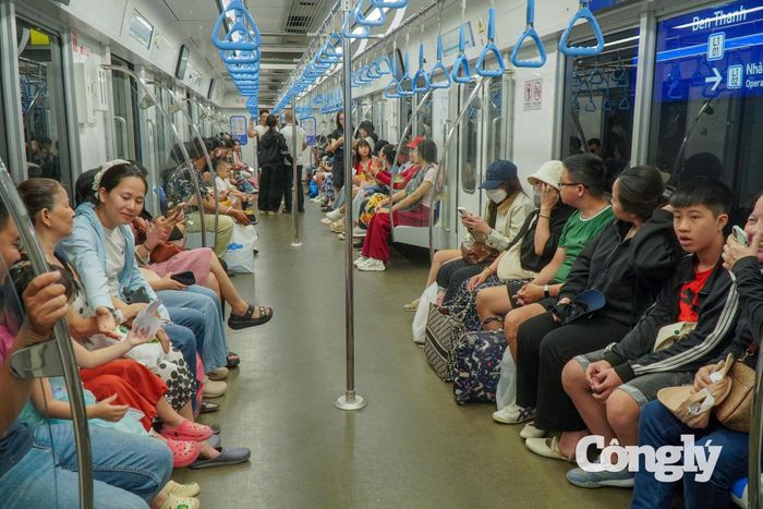 Người dân TP.HCM chọn Metro để di chuyển trong đêm bắn pháo hoa.