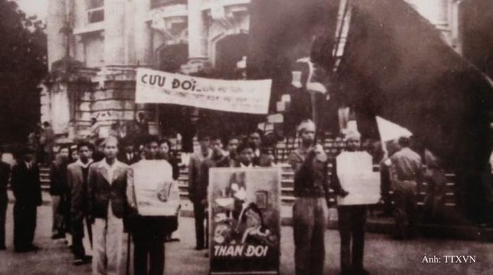 Nhân dân Hà Nội mít tinh tại Nhà hát Lớn trong tuần lễ cứu đói, tháng 11/1945
