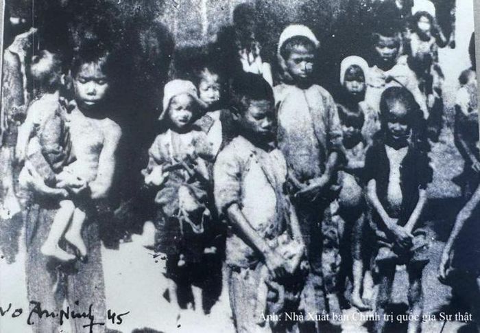 Bức ảnh chụp trẻ em trong nạn đói năm 1945 của nhiếp ảnh gia Võ An Ninh, in trên bìa sách "Sự thật về nạn đói năm 1945".