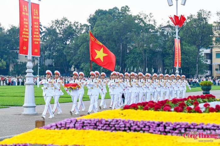 Vào lúc 5h45' sáng, Đội hình thực hiện lễ thượng cờ tiến vào lễ đài. Đội hình thực hiện lễ Chào cờ gồm 34 tiêu binh tượng trưng cho 34 chiến sĩ đầu tiên của Đội Việt Nam tuyên truyền giải phóng quân, tiền thân của Quân đội Nhân dân Việt Nam
