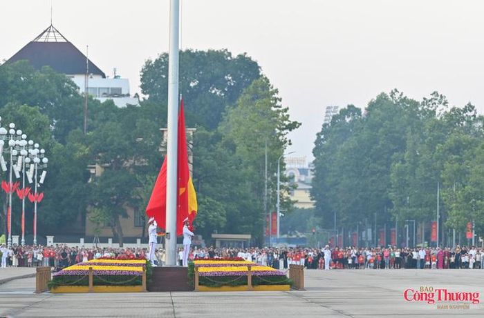 Đúng 6h sáng 2/9, lá quốc kỳ thiêng liêng được kéo lên trên trên Quảng trường Ba Đình lịch sử.