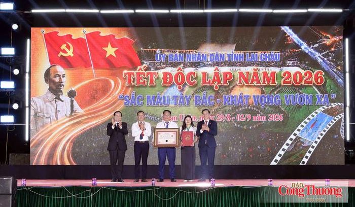 Tiến sĩ Trần Chiến Thắng, nguyên Thứ trưởng Bộ Văn hóa, Thể thao và Du lịch, Phó Chủ tịch Hội đồng Xác lập Kỷ lục Việt Nam và ông Hoàng Thái Tuấn Anh, Phó Viện trưởng Viện Kỷ lục Việt Nam, Phó Tổng Thư ký Hội đồng Xác lập Kỷ lục Việt Nam trao Bằng và Kỷ niệm chương của Tổ chức Kỷ lục Việt Nam cho lãnh đạo xã Than Uyên.