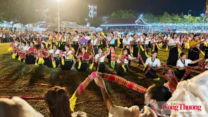 Vòng xòe đoàn kết diễn ra trong không khí sôi nổi.