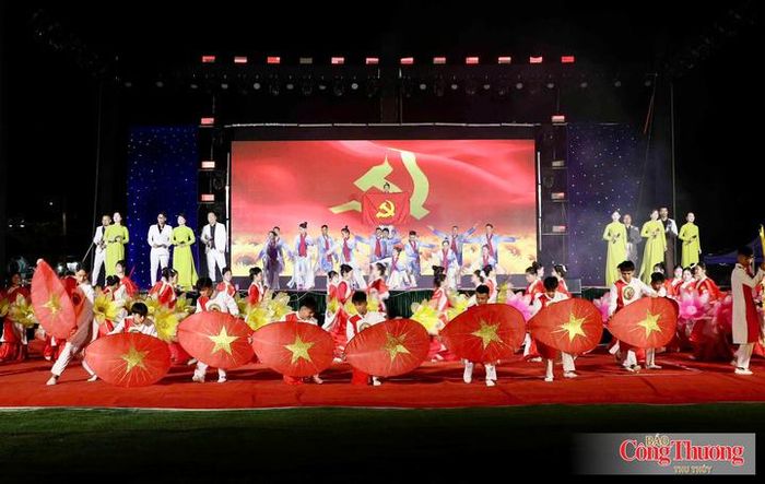 Nhiều tiết mục văn nghệ ca ngợi Đảng, Bác Hồ kính yêu. 