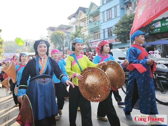 Màn trình diễn văn hóa các dân tộc trên đường phố Than Uyên.