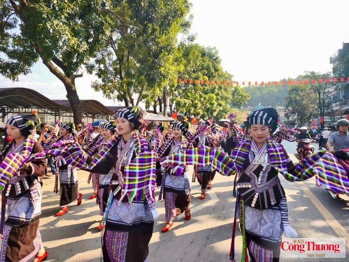 Hoạt động trình diễn văn hóa dân tộc Lự trên đường phố. 
