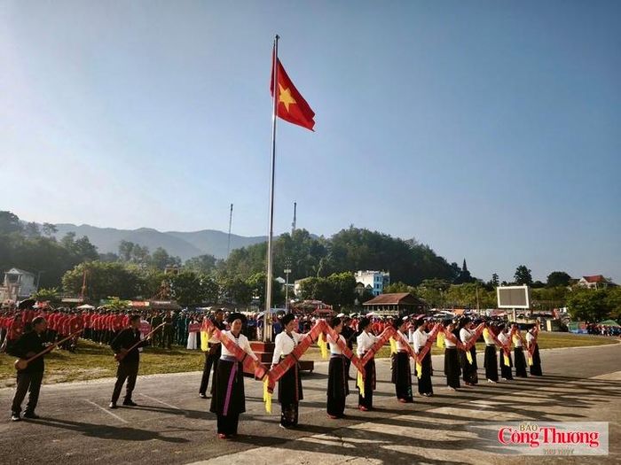 Trình diễn văn hóa dân tộc Thái sau Nghi lễ thượng cờ Quốc khánh 2/9.