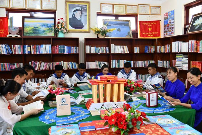 Hoạt động đọc sách báo của quân dân đảo Sinh Tồn trong dịp nghỉ lễ Tết Độc lập.