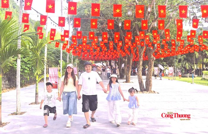 Gia đình chị Vũ Thị Hân đưa nhau về Ninh Bình nghỉ lễ dịp Tết Độc lập.