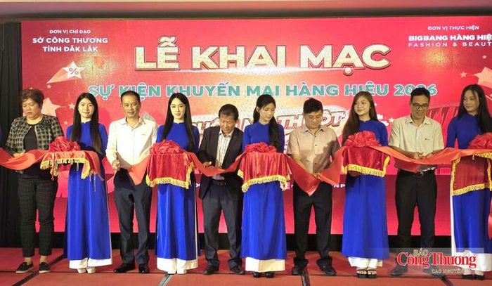 Ban Tổ chức cắt băng khai mạc Chương trình khuyến mại hàng hiệu “Buôn Ma Thuột Mega Sale 2026”.