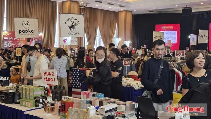 Nhiều mặt hàng giảm giá, khuyến mại sâu tạo không khí mua sắm sôi động ngay trong ngày đầu tiên.