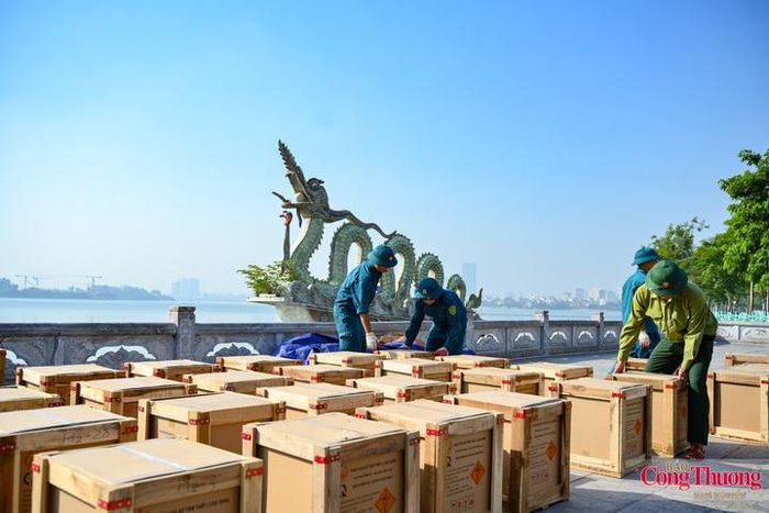 Ban chỉ huy Quân sự quận Tây Hồ huy động toàn bộ lực lượng cán bộ, nhân viên cũng như dân quân thường trực tại các phường trên địa bàn, tham gia làm nhiệm vụ vận chuyển, lắp ráp súng pháo.