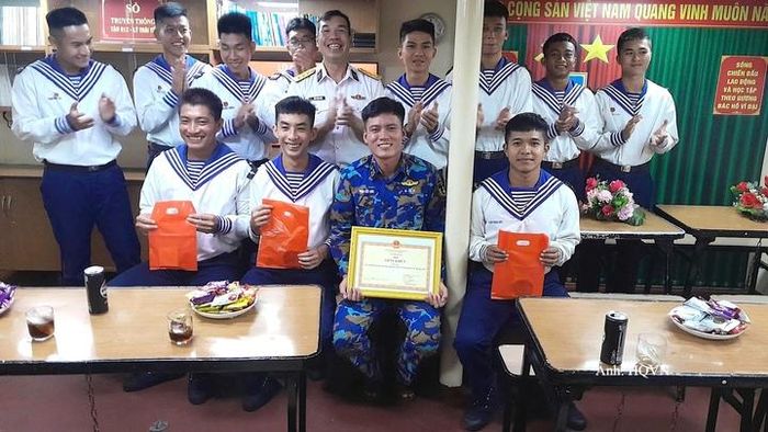 Tàu 012 tổ chức giao lưu văn nghệ chào mừng Quốc khánh, chúc mừng quân nhân trúng tuyển các trường cao đẳng, trung cấp trong Quân đội.