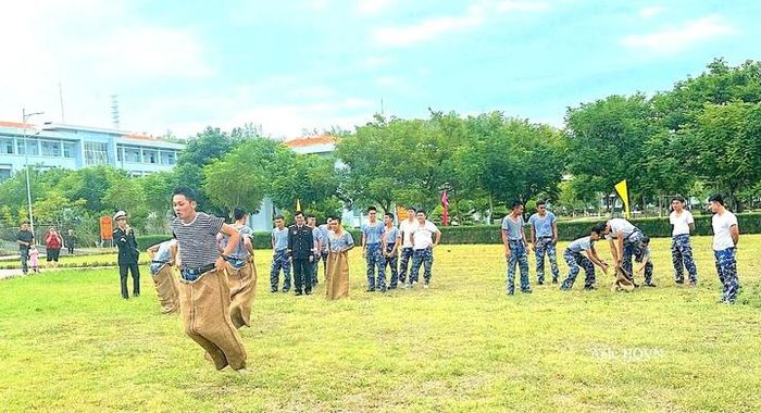 Cán bộ, chiến sĩ hào hứng tham gia thi nhảy bao bố.
