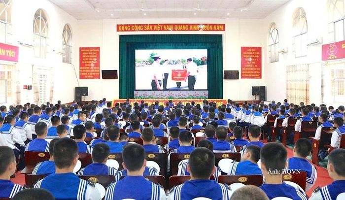 Cán bộ, chiến sĩ xem phim truyền thống.