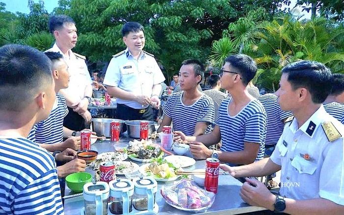 Đại tá Bùi Xuân Bình, Bí thư Đảng ủy, Chính ủy Vùng 4 Hải quân thăm hỏi, động viên bộ đội dịp Lễ Quốc khánh 2/9.