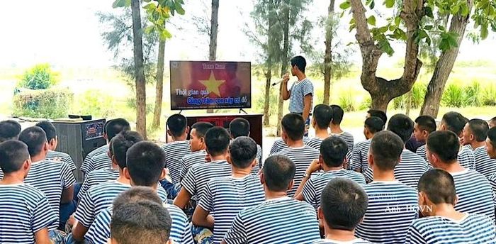 Các chiến sĩ cất cao tiếng hát trong dịp Tết Độc lập.