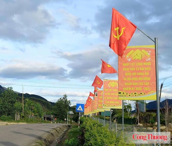 Những ngày này, dọc các tuyến đường ở xã A Lưới 1 cờ Đảng, cờ Tổ quốc được treo trang nghiêm và rực rỡ.