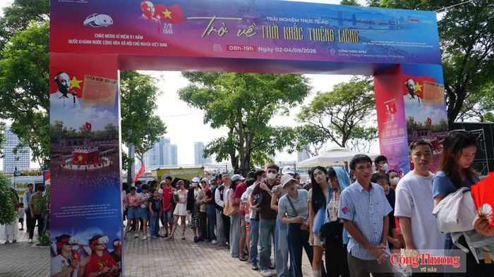 Ghi nhận của phóng viên Báo Công Thương, ngay từ sáng sớm ngày 2/9 – Tết Độc lập, hàng nghìn người dân, du khách đã có mặt tại Công viên APEC, xếp hàng ngay ngắn để tham gia trải nghiệm hoạt động.