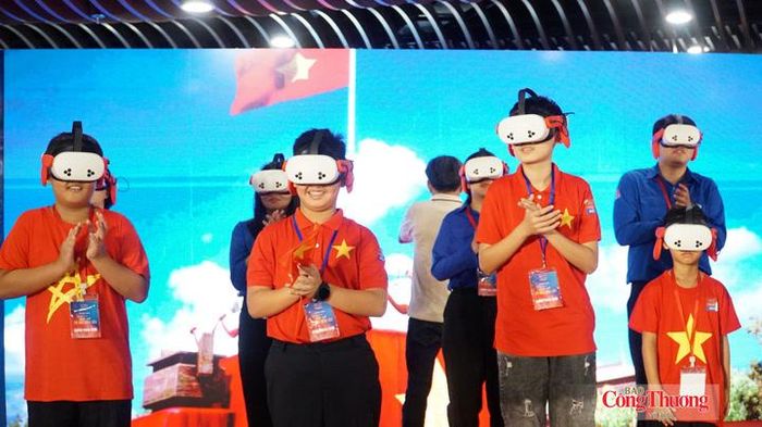 Các em nhỏ hòa mình vào niềm vui của cả nước dưới chân lễ đài Quảng trường Ba Đình sau khi Bác Hồ đọc Tuyên ngôn Độc lập