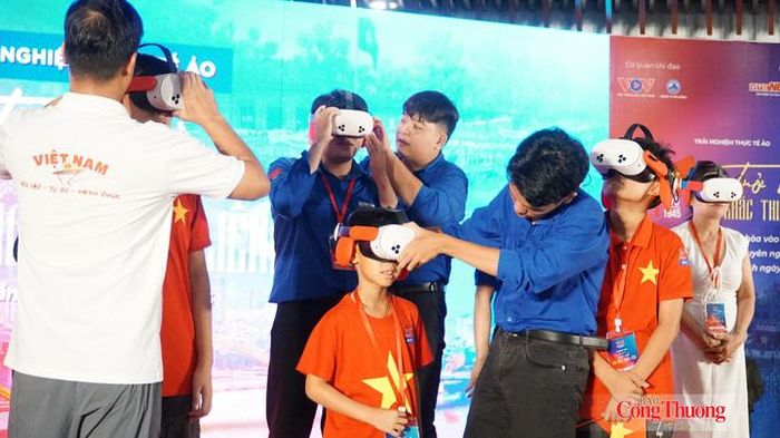 Tham gia chương trình, người dân, du khách tại TP. Đà Nẵng sẽ được trải nghiệm công nghệ thực tế ảo (VR), hòa cùng dòng người đứng dưới lễ đài để lắng nghe Bác Hồ đọc Tuyên ngôn Độc lập, cùng tuyên thệ lời thề bảo vệ Tổ quốc.