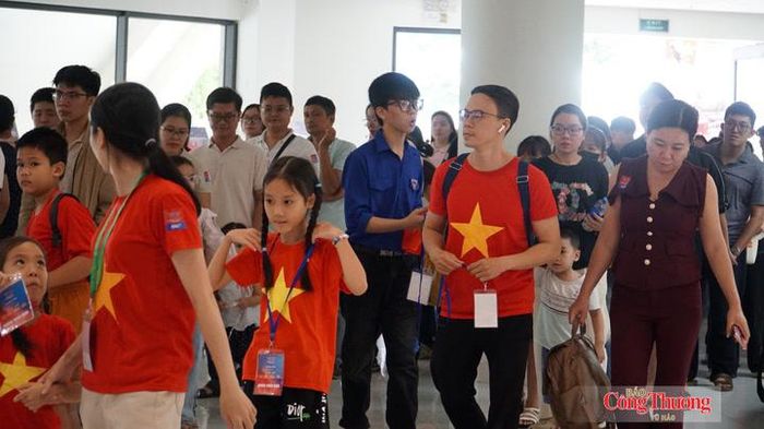 Những chiếc áo cờ đỏ sao vàng nổi bật trong dòng người chờ đến lượt để trải nghiệm công nghệ và ngược thời gian về lại khoảnh khắc lịch sử tại Quảng trường Ba Đình