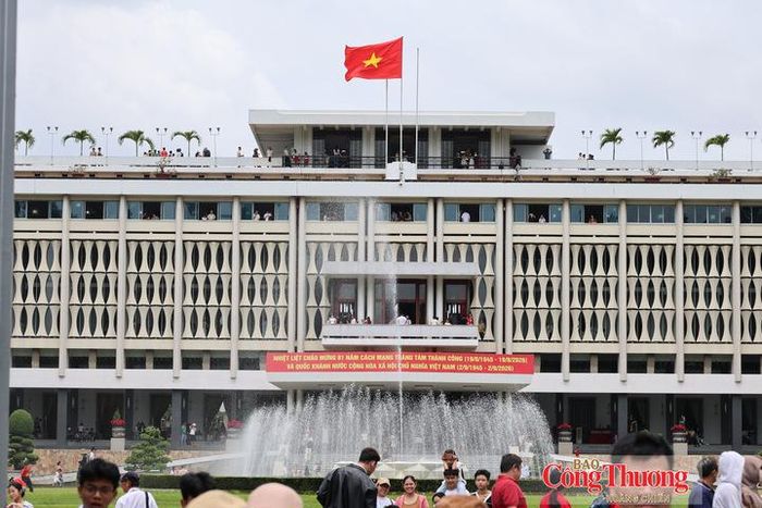 Lượng khách tham quan đông đảo tạo nên không khí nhộn nhịp tại khu vực Dinh Độc Lập.