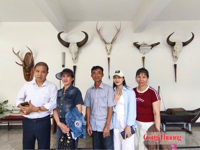 Một gia đình đến từ TP. Hải Phòng lần đầu tới tham quan Dinh Độc Lập. 