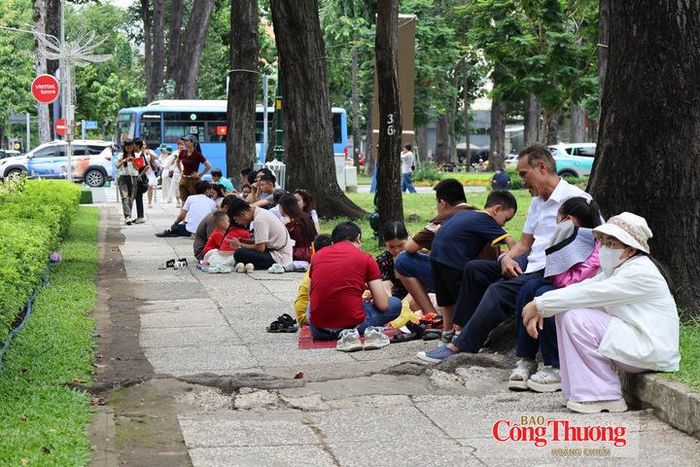 Khu vực Công viên Tao Đàn trở thành điểm nghỉ chân của nhiều gia đình sau khi tham quan Dinh Độc Lập.