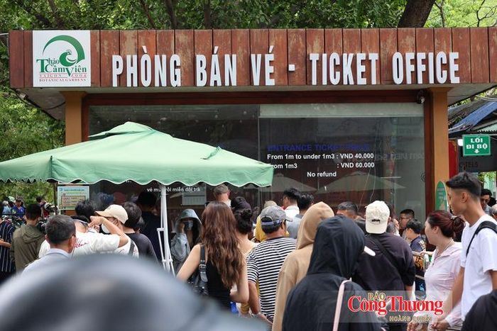 Khu vực bán vé luôn trong tình trạng đông đúc...