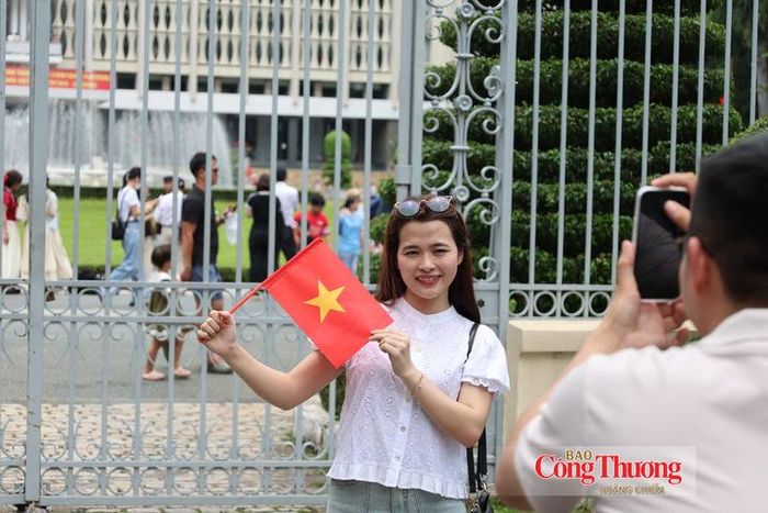 Chị Nguyễn Hà Thu (29 tuổi, tỉnh Đồng Tháp) cho biết, chị cùng gia đình đã dành 2 ngày của nghỉ lễ Quốc khánh 2/9 để đến với TP. Hồ Chí Minh. Trong đó, Dinh Độc Lập là di tích lịch sử không thể nào thiếu trong lịch trình tham quan thành phố. 
