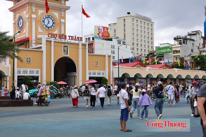 Không khí tại khu vực chợ Bến Thành cũng trở nên nhộn nhịp khi người dân và du khách tranh thủ vui chơi, mua sắm.