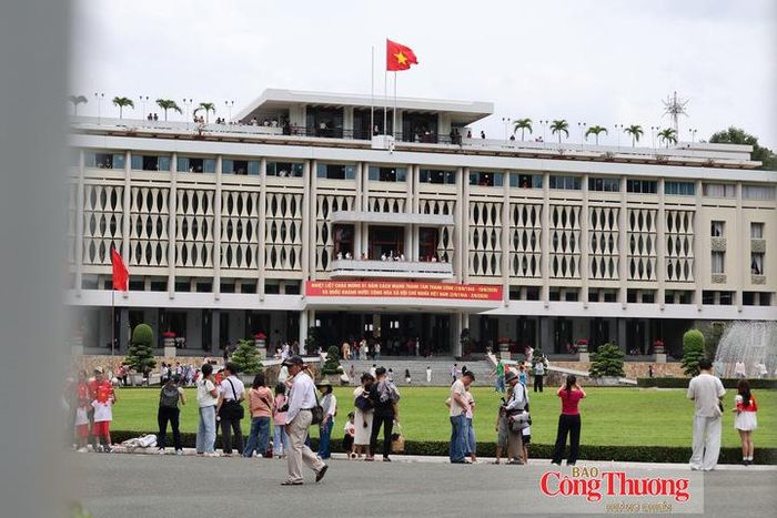 Du khách check-in khu vực bên trong Dinh Độc Lập giữa không khí trang nghiêm của ngày Quốc khánh.