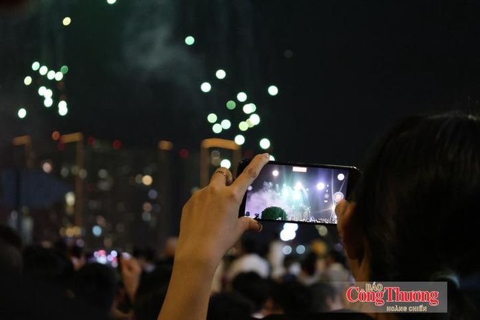 Màn pháo hoa thu hút sự chú ý đặc biệt của người dân đang theo dõi tại khu vực trung tâm Thành phố.