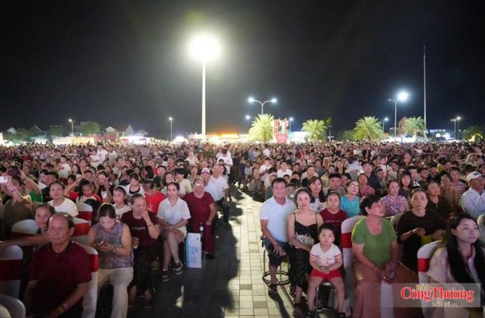 Đông đảo người dân đón xem chương trình nghệ thuật và bắn pháo hoa