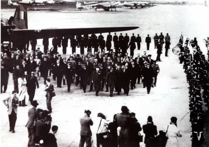 Chính phủ Pháp đón Bác tại sân bay Bourget, Paris. Ảnh tư liệu.