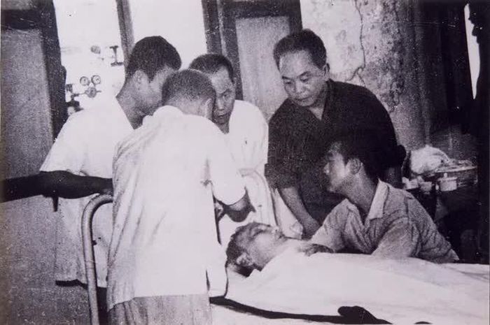 Đại tướng Võ Nguyên Giáp và các đồng chí lãnh đạo Đảng, Nhà nước bên giường bệnh Hồ Chủ tịch. Ảnh tư liệu