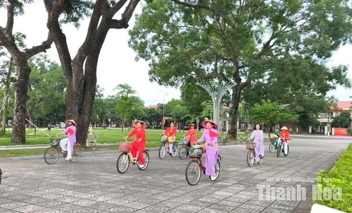 Phụ nữ phường Bỉm Sơn diễu hành lan tỏa niềm tự hào dân tộc.