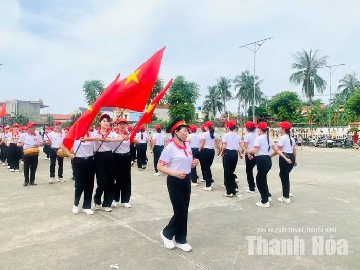 Hội LHPN xã Hoằng Lộc giao lưu nghi thức và dân vũ thể thao tạo không khí vui vẻ, đoàn kết