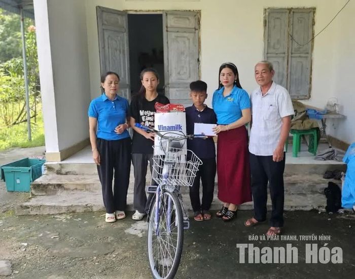 Hội LHPN xã Quảng Ninh trao quà và xe đạp cho trẻ mồ côi có hoàn cảnh khó khăn.