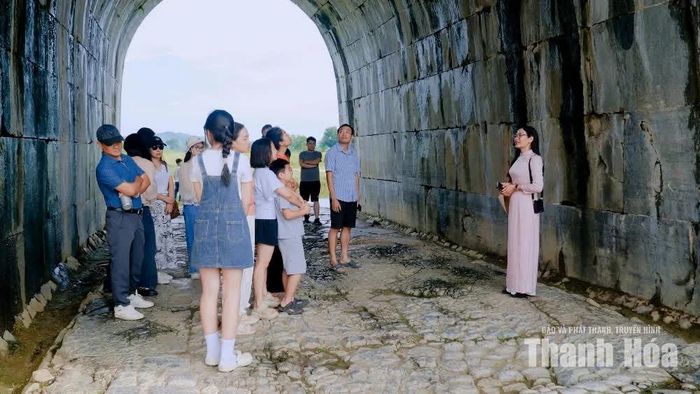 Du khách chiêm ngưỡng tòa thành bằng đá độc nhất vô nhị.