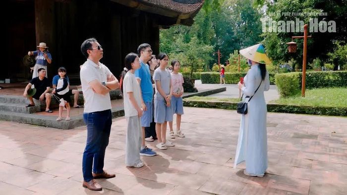 Du khách tham quan Khu Di tích Quốc gia đặc biệt Lam Kinh trong dịp lễ 2/9.