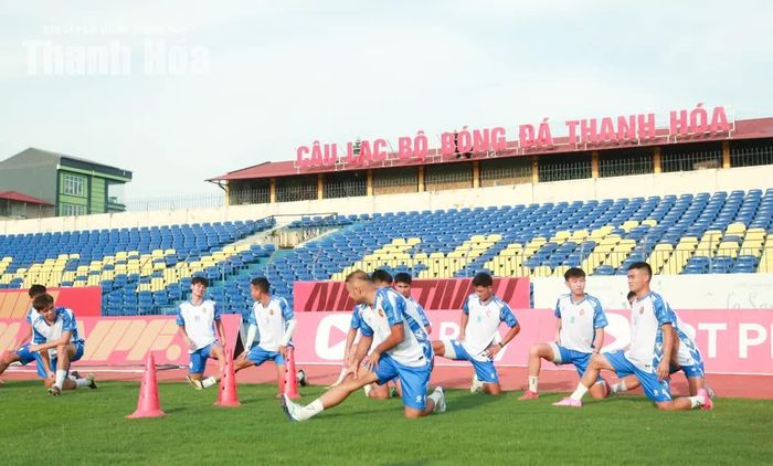 Không khí buổi tập diễn ra cởi mở với nhiều tiếng cười. Các cầu thủ thể hiện tinh thần thoải mái nhưng vẫn duy trì sự tập trung trong từng bài tập. Huấn luyện viên Mai Xuân Hợp cùng các cộng sự dành thời gian quan sát kỹ từng cá nhân để có cơ sở xây dựng giáo án phù hợp trong thời gian tới.