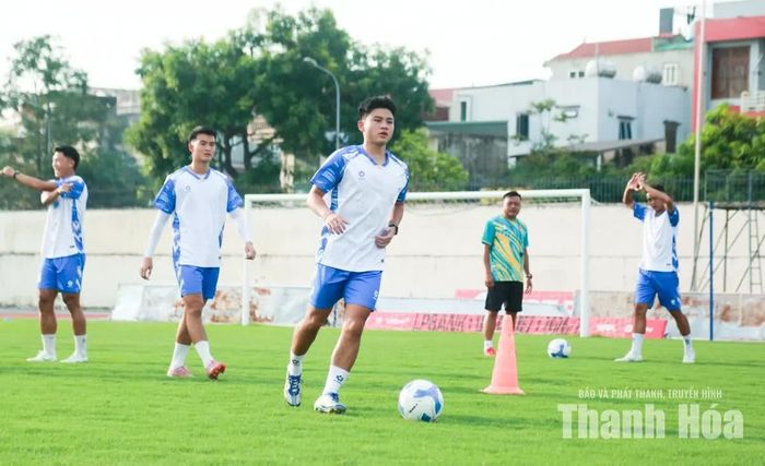 Các bài tập không đơn thuần nhằm giúp cầu thủ nâng cao thể lực mà hướng đến việc hình thành một cách chơi có tổ chức. Từ cách di chuyển khi không có bóng, vị trí đứng của từng cầu thủ, khoảng cách giữa các tuyến đến phản ứng trong những tình huống chuyển trạng thái đều được ban huấn luyện quan sát và điều chỉnh.