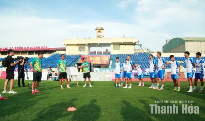 Ban huấn luyện triển khai giáo án tập luyện, chiến thuật đến các cầu thủ trước khi tập luyện.