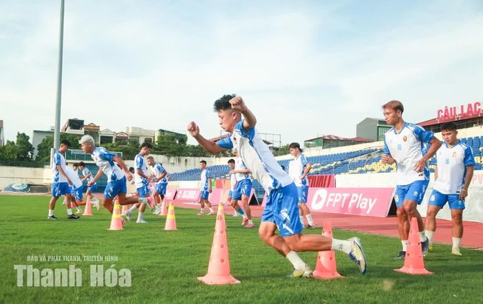 Từ sân tập, những tín hiệu tích cực đang được phát đi. Đó là sự nghiêm túc trong từng giáo án, là những bước chạy không ngừng nghỉ, là sự quyết liệt trong từng pha tranh chấp, là tinh thần cạnh tranh và khát vọng khẳng định mình của các cầu thủ.