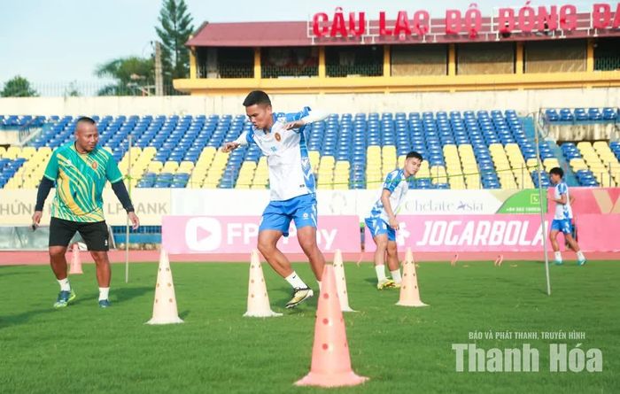 Sự quyết tâm không chỉ thể hiện qua từng bước chạy mà còn trong suy nghĩ của mỗi chiến binh xứ Thanh. Bất chấp cái nóng và khối lượng vận động nặng, tinh thần thi đấu vì màu cờ sắc áo luôn là cháy trong mỗi cầu thủ.