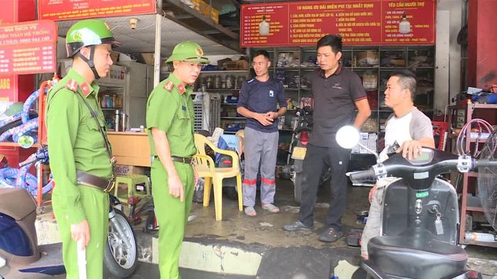 Lực lượng chức năng ra quân xử lý vi phạm lấn chiếm lòng, lề đường để kinh doanh.