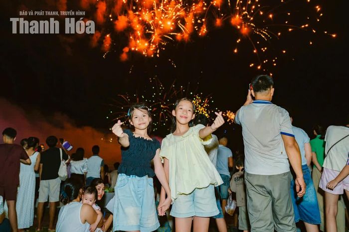 Tiếng reo vui, những tràng vỗ tay nối tiếp nhau mỗi khi một chùm pháo hoa lớn bung nở. Những em nhỏ ngước mắt đầy thích thú; các gia đình tranh thủ ghi lại khoảnh khắc bên nhau, trong khi nhiều bạn trẻ giơ điện thoại lên cao, cố bắt trọn những “đóa hoa ánh sáng” đang nở rộ trên nền trời.