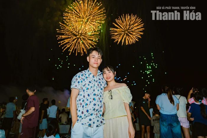 Dưới Quảng trường biển, dòng người vẫn còn nán lại, những chiếc điện thoại tiếp tục sáng lên để lưu giữ những hình ảnh cuối cùng của một đêm Quốc khánh rực rỡ.